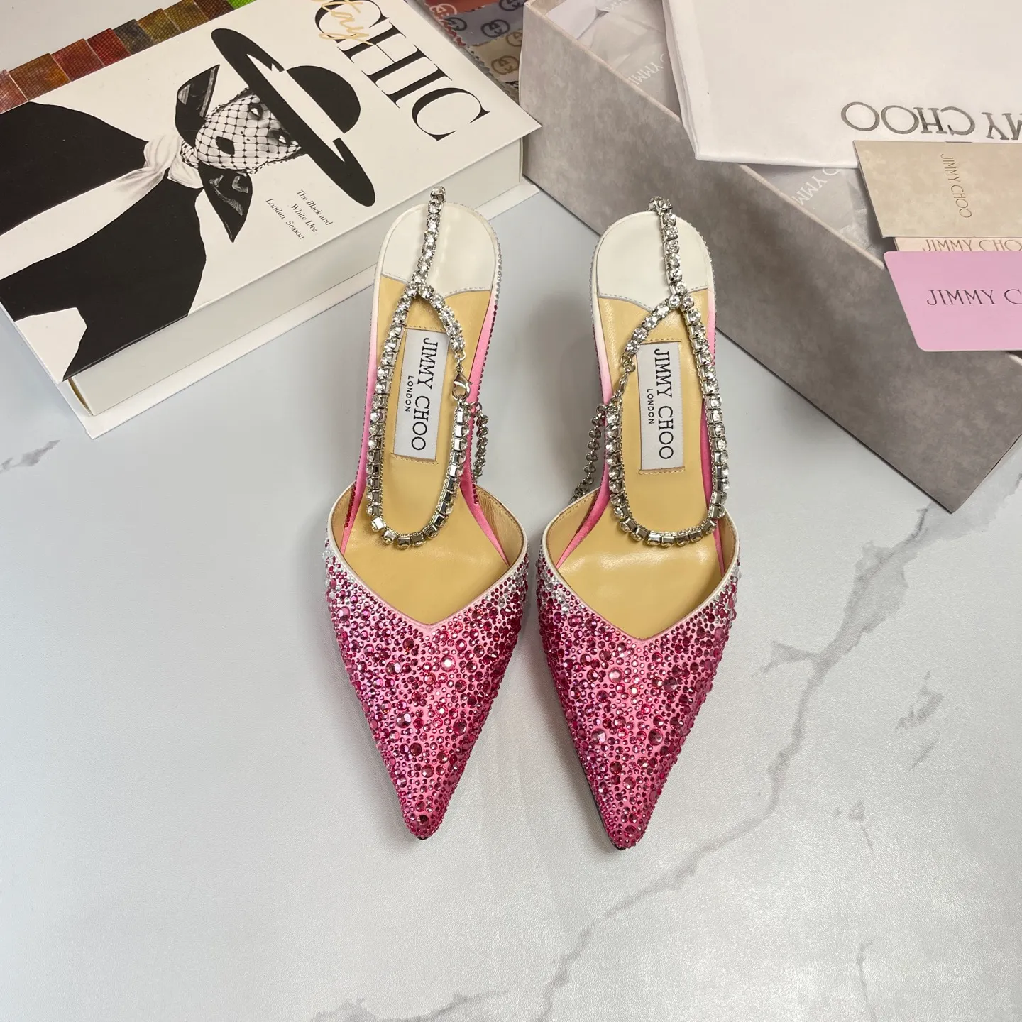 👟👟Ex-factory price 680👟👟 Jimmy Choo/Jimmy Choo classic diamond chain pointed toe crystal high-heeled sandals. Excellent crystal shoes, so beautiful that you can't take your eyes away. The shape of the shoes is very delicate, not too narrow and long. The internal space is sufficient, allowing the toes to relax enough. The rhinestones outline a charming arc on the instep, which is simply beautiful. It has a 360-degree surrounding fairy atmosphere, gorgeous but not exaggerated! ! The fabric is made of imported silk, with imported sheepskin lining. Customized A-grade Italian genuine leather sole. Heel height: 6.5 or 8.5. Size: 35-40 (41, 42, 43 customized, non-refundable)